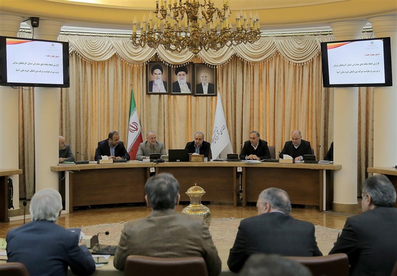 به گزارش خبرگزاری تسنیم از تبریز، بهرام سرمست در جلسه کارگروه توسعه صادرات استان، با تأکید بر اهمیت توسعه زیرساخت‌های صادراتی، توسعه پایانه‌های صادراتی را اقدامی مهم در راستای تبدیل استان به هاب صادراتی کشور دانست و گفت: از ایجاد شرکت‌ها و پایانه‌های صادراتی که چنین قابلیتی داشته باشند، حمایت می‌کنیم. وی درخصوص پیشنهاد ایجاد بندر خشک در منطقه ویژه اقتصادی سهلان، گفت: باید از ظرفیت شهرک صنعتی بعثت، شهرک سرمایه‌گذاری خارجی و منطقه ویژه اقتصادی سهلان در این زمینه استفاده شود. استاندار آذربایجان شرقی همچنین با اشاره به ظرفیت‌های صنعتی غرب تبریز، خواستار فعال‌سازی این ظرفیت‌ها با محوریت تولیدات صادرات‌محور و های‌تک شد و افزود: مطالعاتی در این زمینه در حال انجام است و اخیراً نیز دستورهایی از سوی رئیس‌جمهور صادر شده است. سرمست با اشاره به گزارش اداره کل صنعت، معدن و تجارت درخصوص آمار صادرات و واردات استان در ده‌ماهه نخست امسال، گفت: یکی از نکات این گزارش، کاهش صادرات استان به روسیه و عراق است که این موضوع باید آسیب‌شناسی شود. وی با بیان اینکه روسیه ظرفیت‌ها و فرصت‌های زیادی برای صادرات استان دارد، اما این فرصت‌ها همیشگی نیستند، خواستار بررسی دقیق موانع و ارائه راهکارهای عملی برای افزایش تعاملات تجاری با این کشور شد. استاندار آذربایجان شرقی درخصوص گزارش تعاملات تجاری استان با کشور ارمنستان، تاکید کرد: پیشنهاد مشخص عملی برای توسعه صادرات به این کشور به کارگروه توسعه صادرات ارائه شود. سرمست در بخش دیگری از سخنان خود، بر لزوم رعایت حقوق مصرف‌کنندگان و تولیدکنندگان در تقویم نمایشگاه بین‌المللی تبریز در سال 1404 تأکید کرد. وی در پایان بر انجام مطالعاتی برای شناسایی فرصت‌های سرمایه‌گذاری و صادرات براساس تحولات منطقه‌ای و الگوی کلان دیپلماسی اقتصادی تأکید کرد و گفت: سیاست دولت چهاردهم در تفویض اختیارات به استانداران که محوریت آن توسعه تجارت و صادرات است، فرصتی مهم برای توسعه تعاملات بین‌المللی استان به شمار می‌رود. صابر پرنیان، مدیرکل صنعت، معدن و تجارت آذربایجان شرقی نیز در این جلسه از رشد 31 درصدی ارزش صادرات استان در ده‌ماهه نخست سال خبر داد و با بیان اینکه صادرات کشور در این مدت به 47.7 میلیارد دلار رسیده که از نظر ارزش 17 درصد و از نظر وزن 12 درصد افزایش داشته است، اظهار کرد: صادرات آذربایجان شرقی نیز به 1.6 میلیارد دلار رسیده که با رشد 31 درصدی در ارزش و 40 درصدی در وزن، رتبه هفتم کشور را به خود اختصاص داده است. وی افزود: در حال حاضر کالاهای تولیدی آذربایجان شرقی به 96 کشور صادر می‌شود و ترکیه با 702 میلیون دلار، معادل 42 درصد از کل صادرات استان، در جایگاه نخست قرار دارد. همچنین کشورهای ارمنستان، عراق، گرجستان و آذربایجان از دیگر مقاصد مهم صادراتی استان هستند. مدیرکل صنعت، معدن و تجارت آذربایجان شرقی با اشاره به وضعیت واردات نیز گفت: واردات کشور در ده ماهه امسال، 3 درصد و واردات استان 18 درصد افزایش داشته است. به گزارش تسنیم، در این جلسه گزارشی از آخرین وضعیت صادرات و واردات استان در سال 1403، گزارش راهکارهای افزایش صادرات به کشور ارمنستان و گزارش بررسی موانع و راهکارهای توسعه صادرات استان ارائه شد. همچنین تقویم نمایشگاه بین‌المللی تبریز در سال 1404 و معرفی شرکت مانی آسیا به سازمان توسعه تجارت برای دریافت مجوز ایجاد پایانه صادراتی به تصویب رسید.