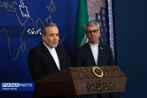 سخنگوی وزارت امور خارجه جمهوری اسلامی ایران اعلام کرد: هیات ایرانی به ریاست عراقچی عازم مسقط محل مذاکرات ایران و آمریکا شد.