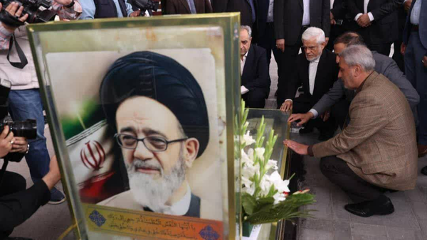 ادای احترام عارف به شهید آل‌هاشم و تجدید میثاق با آرمان‌های شهدا