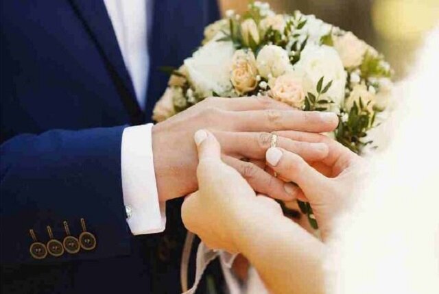 روزهای جوانی در گذر/ چه چیزی مانع تشکیل به موقع خانواده میشود؟