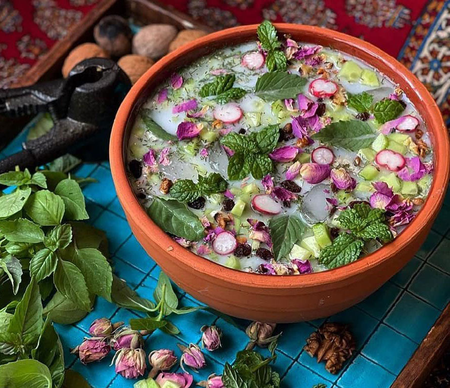 طرز تهیه آب‌دوغ خیار مجلسی، خوش‌عطر و تابستانی